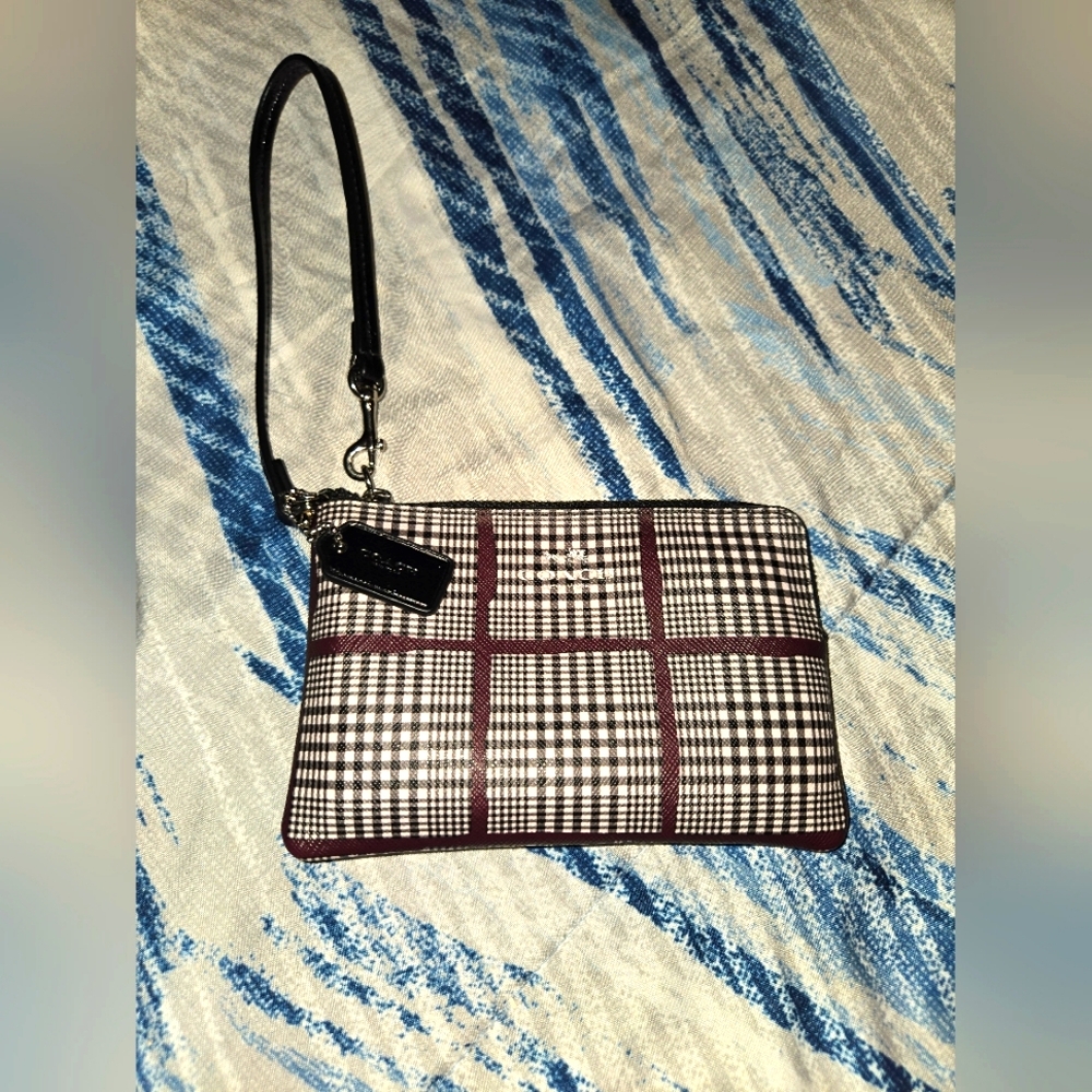 Coach Houndstooth Plaid Corner Zip Wrislet